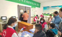 河北省高邑县红十字志愿者助力中小学生视力健康检测