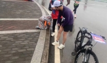 马拉松赛道上的流动守护员
