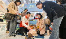 “江小红”亮相 市民争相打卡学急救